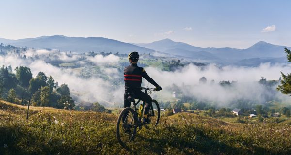 Radfahrer auf einem Berg mit Panorama-Blick