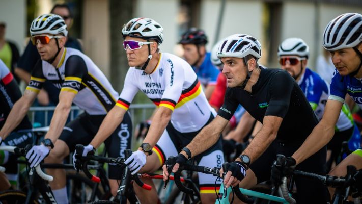 Zwei Radcross Radfahrer mit Helm