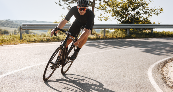 Fahrradfahrer mit Helm auf der Straße