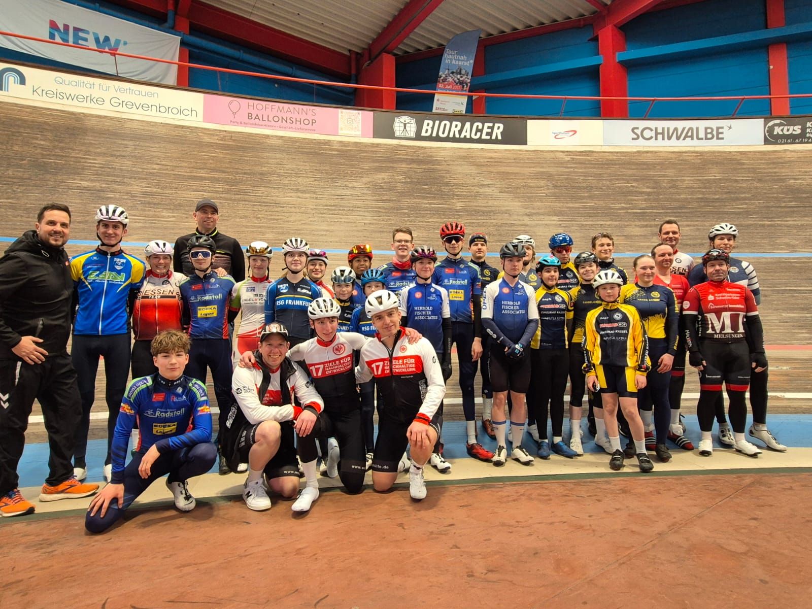 Gruppenfoto zum Abschluss des Bahnlehrgangs