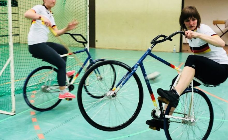 Zwei Radpolo-Spielerinnen in Aktion