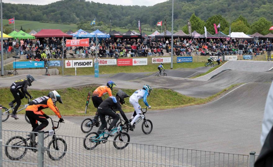 Eine Gruppe BMX-Fahrer auf einer Wettkampf-Bahn