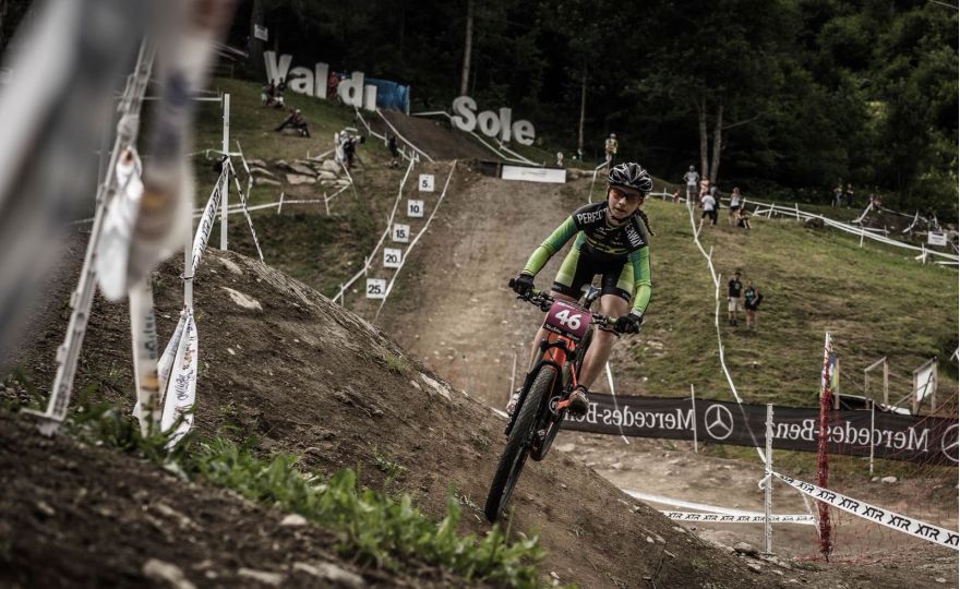 Mountainbike-Fahrer fährt Frontal auf die Kamera zu