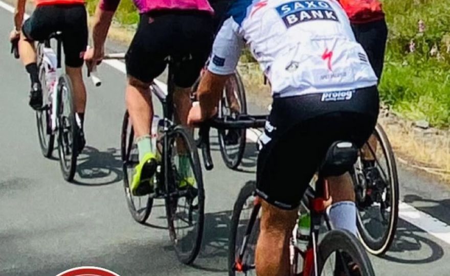 Eine Gruppe Radfahrer von Hinten