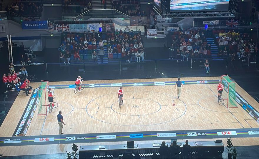Radball-Team auf einem Hallenfeld von oben