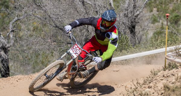 Offoad-Fahrradfahrer mit Helm