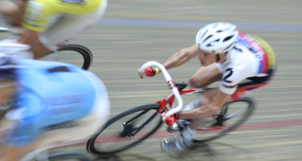 Rennradfahrer von der Seite bei hohem Tempo