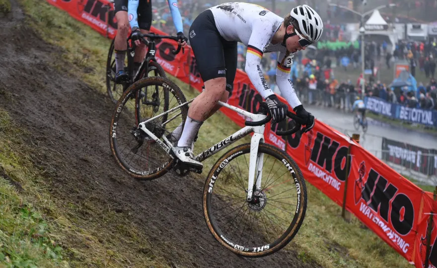 Cyclocross Fahrer beim Querfeldein Rennen im Matsch